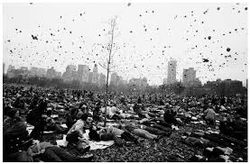 A photo capturing protest scenes during the Vietnam War era.(Captured by Garry Windogrand)